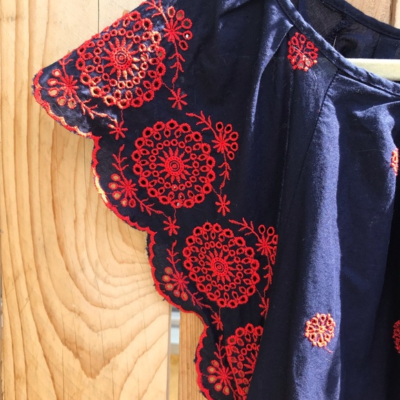 ✨SALE✨ Gap Embroidery Peasant Top - Picture 3 of 4